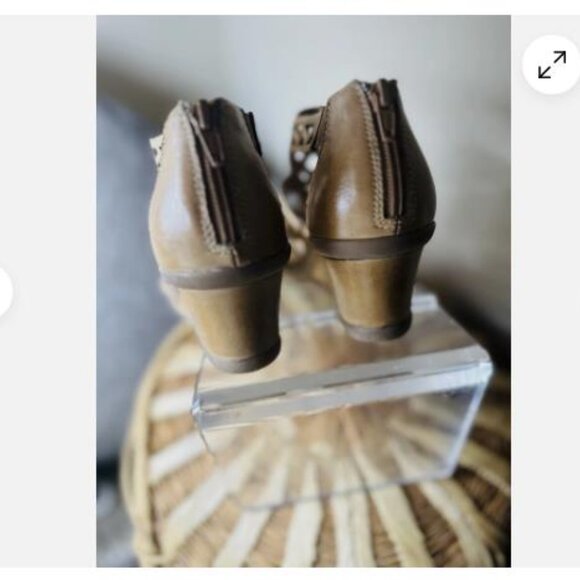 Earth Women's Sz 9.5 Petal Back Zip Wedge Heeled Sandals Laser Cut Leather Sand - Picture 3 of 6